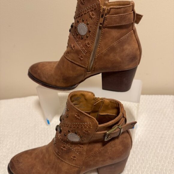 GC Shoes Western Studded Ankle Booties Cognac Brown Block Heel Boho Cowgirl Zip - Picture 1 of 6